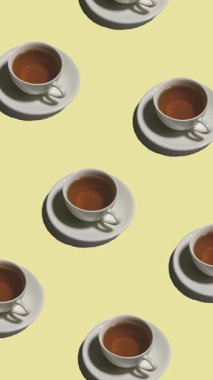 Sarı arka planda gölgeler bırakan çay fincanlarının deseni, parlak sarı arkaplanlı ve koyu gölgeli kusursuz çay fincanı tasarımı, dikey görüntüler