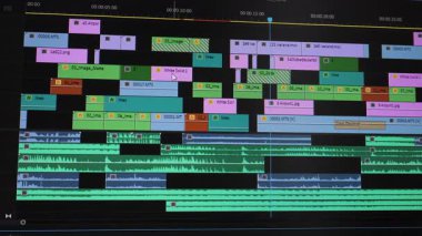 Adobe Pro Arayüzü 'ndeki Video Düzenleme Zaman Çizelgesi, Adobe Pro Pro ekranındaki renkli bir video ve ses düzenleme zaman çizelgesinin yakın çekimi
