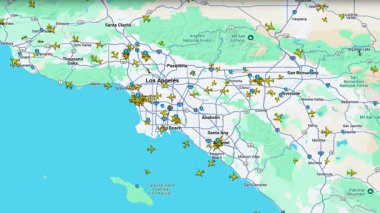 Los Angeles Bölgesi üzerinde uçuş yoğunluğunu gösteren canlı uçak haritası, Güney Kaliforniya üzerinde uçak konumlarını ve hava yollarını görüntüleyen gerçek zamanlı havacılık takip cihazı.