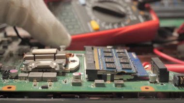 Devre Tahtasını Kapatma Testi Multimetre Sondaları, Eldivenli eller bilgisayar ana kartındaki bileşenleri test etmek için çoklu metre sondalar kullanıyor.