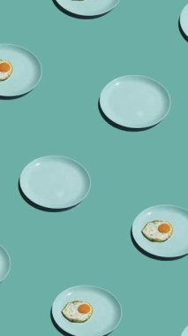 Bir sürü sahanda yumurta ve plakaların olduğu kalıp klasik arka planda canlandırılmış. Plakalar farklı yönlere hareket eder. dikey görüntüler