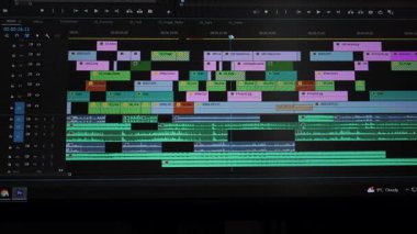Çoklu katmanlar ve ses parçalarıyla detaylı video proje zaman çizelgesi, karmaşık ortam dizisini gösteren pencere düzenleme ve senkronize ses tasarımı