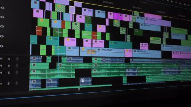 Adobe Pro Arayüzü 'ndeki Video Düzenleme Zaman Çizelgesi, Adobe Pro Pro ekranındaki renkli bir video ve ses düzenleme zaman çizelgesinin yakın çekimi