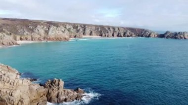 Porthcurno Körfezi, Cornwall, Birleşik Krallık, Şubat 2023.