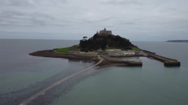 İHA 'dan St. Michaels Dağı' na Marazion İngiltere Cornwall, Şubat 2023.