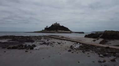 İHA 'dan St. Michaels Dağı' na Marazion İngiltere Cornwall, Şubat 2023.