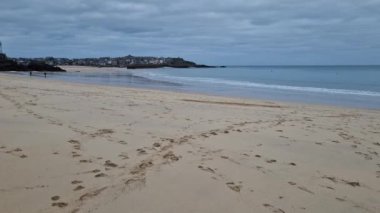 Cornwall İngiltere 'deki St. Ives plajından görüntü, Şubat 2023.