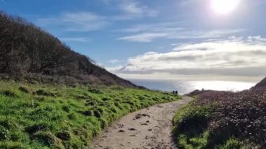 Porthcurno plajında güneşli bir gün Cornwall, İngiltere Şubat 2023.