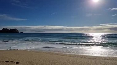 Porthcurno plajında güneşli bir gün Cornwall, İngiltere Şubat 2023.