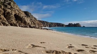 Porthcurno plajında güneşli bir gün Cornwall, İngiltere Şubat 2023.