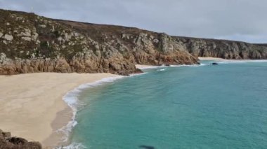 Porthcurno plajında güneşli bir gün Cornwall, İngiltere Şubat 2023.