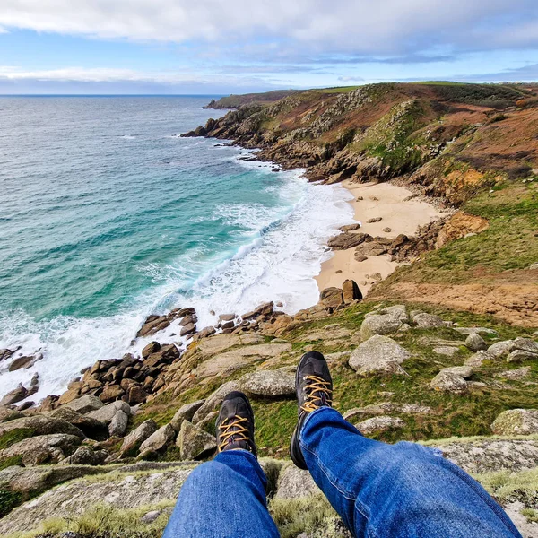 Porthcurno plajında güneşli bir gün Cornwall, İngiltere Şubat 2023.