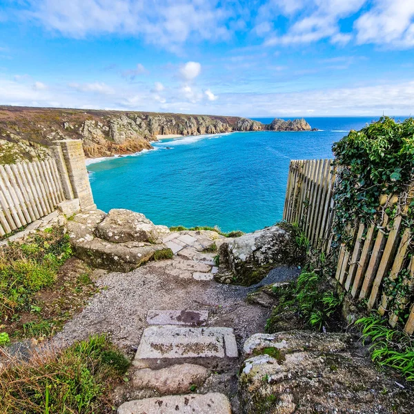 Porthcurno plajında güneşli bir gün Cornwall, İngiltere Şubat 2023.