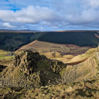 İngiltere 'de Ulusal Park Tepesi Bölgesi, Ladybower Barajı yakınında, 2022 Alport Kalesi.. 