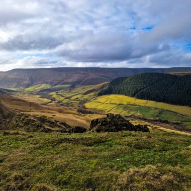İngiltere 'de Ulusal Park Tepesi Bölgesi, Ladybower Barajı yakınında, 2022 Alport Kalesi.. 