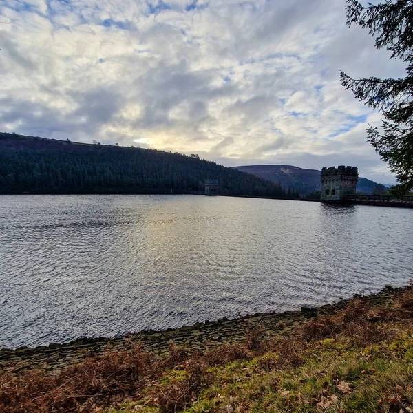 Ladybower Rezervuarı, İngiltere Ulusal Park Tepesi Bölgesi, 2023 Mart. 