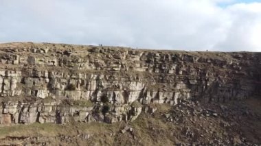 İngiltere 'de Ulusal Park Tepesi Bölgesi, Ladybower Barajı yakınında, 2022 Alport Kalesi..