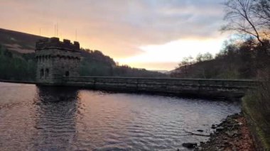 Ladybower Rezervuarı, İngiltere Ulusal Park Tepesi Bölgesi, 2023 Mart.