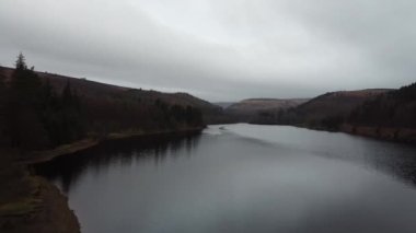 Ladybower Rezervuarı, İngiltere Ulusal Park Tepesi Bölgesi, 2023 Mart.