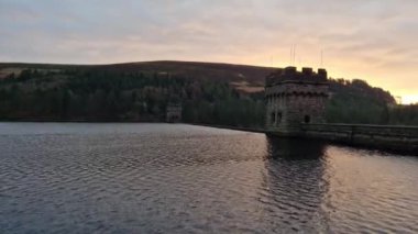 Ladybower Rezervuarı, İngiltere Ulusal Park Tepesi Bölgesi, 2023 Mart.