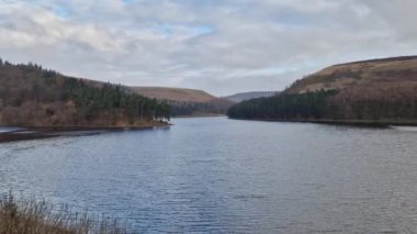 Ladybower Rezervuarı, İngiltere Ulusal Park Tepesi Bölgesi, 2023 Mart.