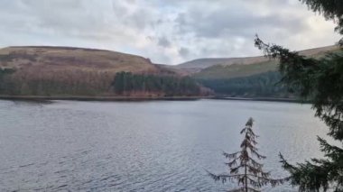 Ladybower Rezervuarı, İngiltere Ulusal Park Tepesi Bölgesi, 2023 Mart.