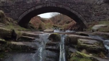 Ulusal Park Tepesi Bölgesi, Buxton yakınlarındaki Three Shire Heads, İHA 'dan görüntü, 2023 Mart.