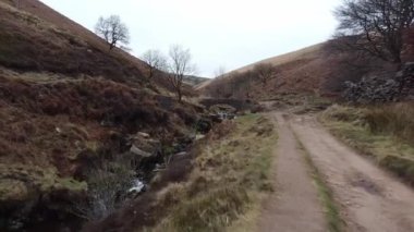 Ulusal Park Tepesi Bölgesi, Buxton yakınlarındaki Three Shire Heads, İHA 'dan görüntü, 2023 Mart.