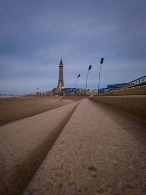 Klasik deniz kenarı kasabası. Güneş, kum ve nostalji dolu bir kaçış için mükemmel. Çekiciliğini ve çekiciliğini keşfedin.