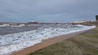 Blackpool İngiltere 2023, klasik deniz kenarı kasabası. Güneş, kum ve nostalji dolu bir kaçış için mükemmel. Çekiciliğini ve çekiciliğini keşfedin.