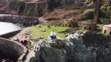 Porth Wen Treni (ayrıca Porth Wen Tuğla Fabrikası veya White Beach olarak da bilinir), Anglesey 'in kuzey kıyısında, Galler' in kuzeybatı kıyısında bulunan küçük bir körfez..