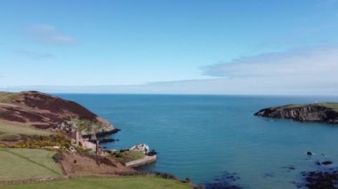 Porth Wen Treni (ayrıca Porth Wen Tuğla Fabrikası veya White Beach olarak da bilinir), Anglesey 'in kuzey kıyısında, Galler' in kuzeybatı kıyısında bulunan küçük bir körfez..