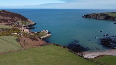 Porth Wen Treni (ayrıca Porth Wen Tuğla Fabrikası veya White Beach olarak da bilinir), Anglesey 'in kuzey kıyısında, Galler' in kuzeybatı kıyısında bulunan küçük bir körfez..