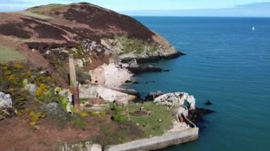 Porth Wen Treni (ayrıca Porth Wen Tuğla Fabrikası veya White Beach olarak da bilinir), Anglesey 'in kuzey kıyısında, Galler' in kuzeybatı kıyısında bulunan küçük bir körfez..