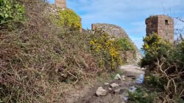 Porth Wen Treni (ayrıca Porth Wen Tuğla Fabrikası veya White Beach olarak da bilinir), Anglesey 'in kuzey kıyısında, Galler' in kuzeybatı kıyısında bulunan küçük bir körfez..