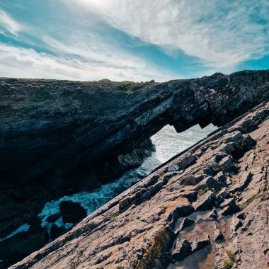 Burası, çarpıcı kıyı manzarası ve çeşitli vahşi hayatıyla tanınan turistler ve yürüyüşçüler için popüler bir yerdir. Worm 's Head' e yürüyüş, sarp tırmanışlar ve dengesiz araziler içerir. Bu yüzden ziyaretçilerin uygun ayakkabılar giymesi önerilir. 