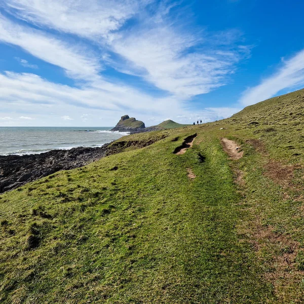 Burası, çarpıcı kıyı manzarası ve çeşitli vahşi hayatıyla tanınan turistler ve yürüyüşçüler için popüler bir yerdir. Worm 's Head' e yürüyüş, sarp tırmanışlar ve dengesiz araziler içerir. Bu yüzden ziyaretçilerin uygun ayakkabılar giymesi önerilir. 