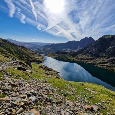 Fetheden Kardan: Galler 'in En Yüksek Zirvesine Bir Yolculuk, Nefes Kesen Manzarayı Keşfetmek ve Snowdonia Ulusal Parkı' nın Serene Trails 'inden Efsanevi Hikayeler