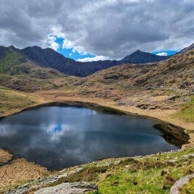 Fetheden Kardan: Galler 'in En Yüksek Zirvesine Bir Yolculuk, Nefes Kesen Manzarayı Keşfetmek ve Snowdonia Ulusal Parkı' nın Serene Trails 'inden Efsanevi Hikayeler