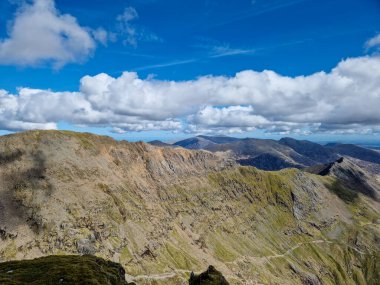 Fetheden Kardan: Galler 'in En Yüksek Zirvesine Bir Yolculuk, Nefes Kesen Manzarayı Keşfetmek ve Snowdonia Ulusal Parkı' nın Serene Trails 'inden Efsanevi Hikayeler