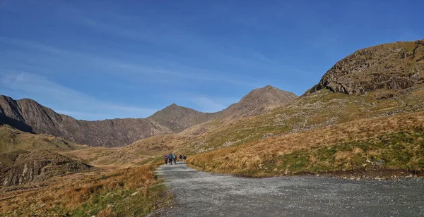 Fetheden Kardan: Galler 'in En Yüksek Zirvesine Bir Yolculuk, Nefes Kesen Manzarayı Keşfetmek ve Snowdonia Ulusal Parkı' nın Serene Trails 'inden Efsanevi Hikayeler