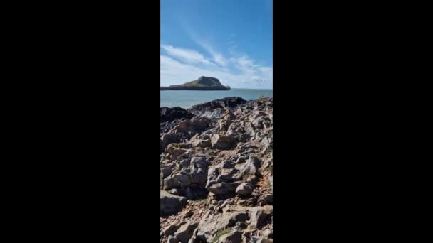 蠕虫头 Worm Head 是位于威尔士高威尔半岛海岸的一个岩石海角 — 图库视频影像