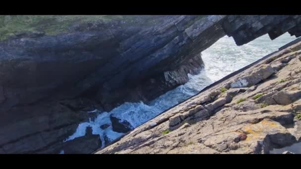 蠕虫头 Worm Head 是位于威尔士高威尔半岛海岸的一个岩石海角 — 图库视频影像