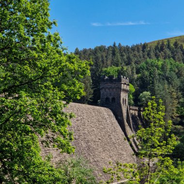 Birleşik Krallık 'ın pitoresk manzaralarının ortasında yer alan Derwent Reservoir doğal güzelliğin sakin bir vahası gibi duruyor. Büyüleyici Derbyshire kırsalında yer alan rezervuar hareketli dünyadan huzurlu bir kaçış sunuyor..