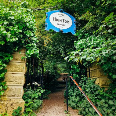 Matlock 'un büyüleyici çekiciliğini keşfedin, ikonik High Tor sahne aldıkça. Resmedilmeye değer bir kasabada, Yüksek Tor 'un yüksek mevcudiyeti göze çarpıyor. Engebeli uçurumları Derwent Nehri 'nin yumuşak akışına karşı durmaktadır.. 