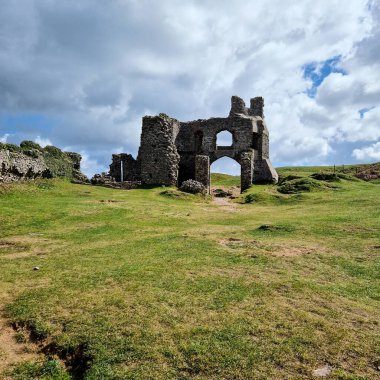 İlk olarak 12. yüzyılda inşa edilen Pennard Kalesi, bölgenin savunmasında stratejik bir rol oynadı. Yüzyıllar boyunca, harap oldu ve şimdi romantik bir harabe gibi duruyor. Şatoda dolaşırken, şatonun eski halini hayal edebilirsiniz.