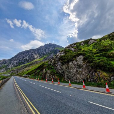 Snowdonia Ulusal Parkı 'nın göbeğinde gururla yükselen Tryfan, engebeli güzelliğin ve heyecan verici maceranın çarpıcı bir sembolü olarak ayakta duruyor. Kuzey Galler 'deki bu ikonik zirve, kendine özgü silueti ve c ile doğa meraklılarını ve dağcıları çağırır.