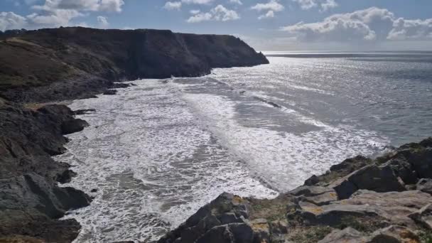 Prozkoumejte Ohromující Three Cliffs Bay Walesu Kde Dramatické Vápencové Útesy — Stock video