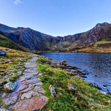 Manzaralı Tryfan yamacına tırmanıyor, her patikada düşüşün güzelliğini kucaklıyor..