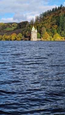 Bu görüntü koleksiyonu Galler 'deki Vyrnwy Gölü' nün büyüleyici güzelliğini hem doğal güzelliğin hem de insan yaratıcılığının bir kanıtı olarak yansıtır. Barajın görkemli taşkınlığından yemyeşil ormanlara, oradan da otoban boyunca uzanan sakin yollara.